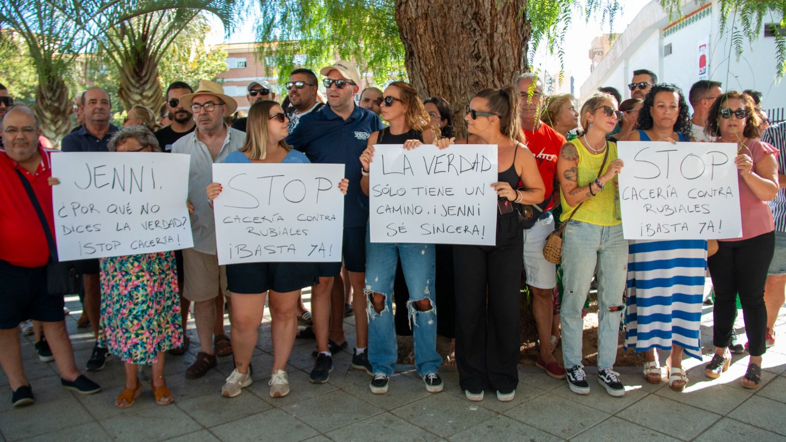 En torno a un centenar de personas se han manifestado en Motril contra 